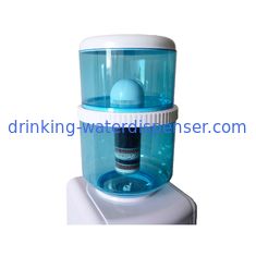 20 Liter Mineraltopf-Wasser-Filter trinkend